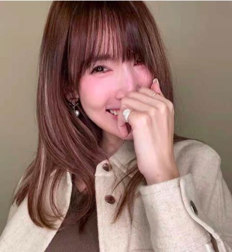 陈若仪穿风衣拍写真林志颖老婆仰头掩嘴傻笑小拇指钻戒惹眼