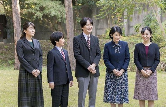 18岁日本爱子公主罕见现身!穿红衣好喜庆,可惜没遗传雅子美貌啊|真子|雅子|爱子_新浪新闻