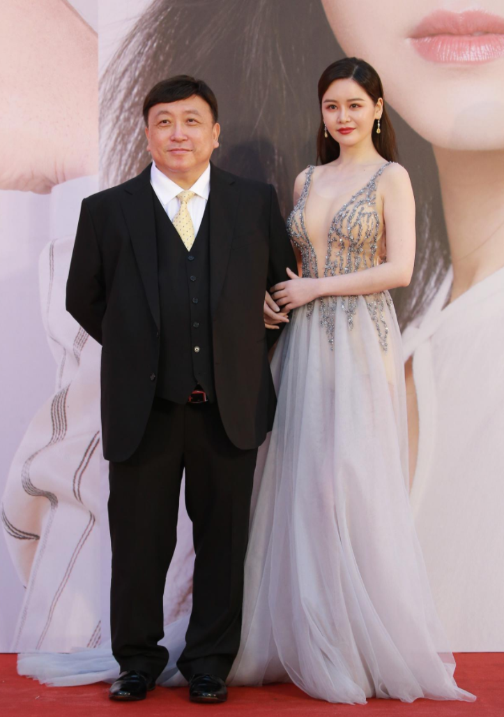 晶女郎邱意浓这身造型显得有点老气了你说呢