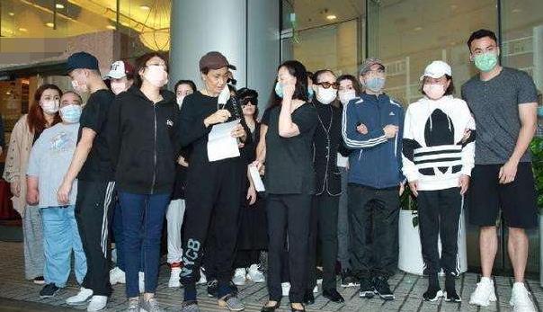 虽然也有小插曲,但是在父亲葬礼之前也都不了了之,根据何氏家族的葬礼