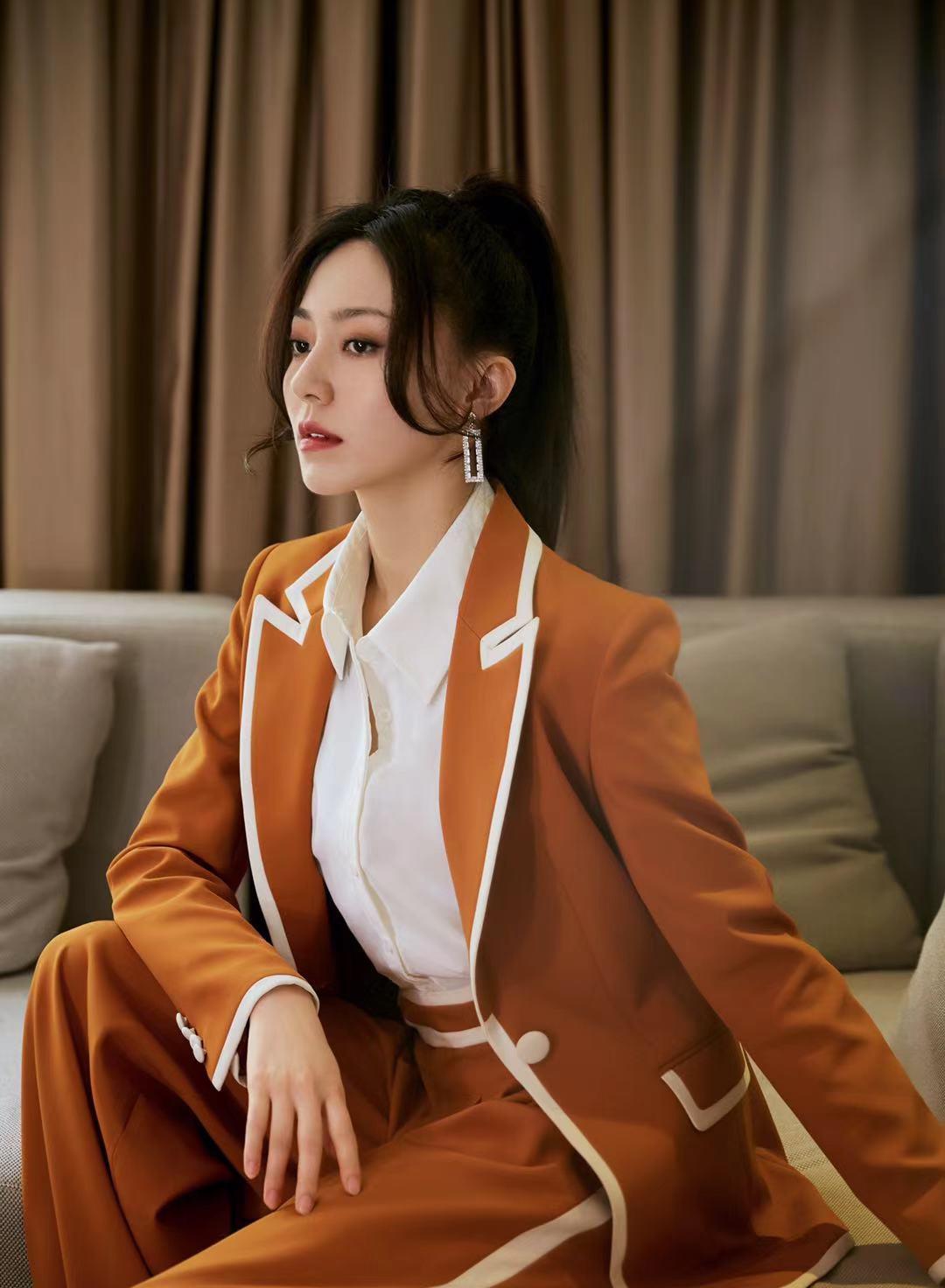 超喜欢黄梦莹的有一身西装拼色系设计还是挺有镜头感的