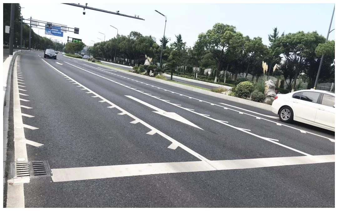 同方向有两条车道行驶时限速多少