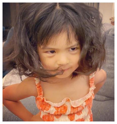 贾静雯晒女儿近照,5岁咘咘学妈妈打扮时髦,波妞"泡面头"抢镜