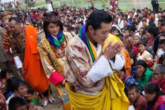 雪域美人终于笑了 29岁佩玛海外甜蜜度假 眉心一点红迷倒国王 佩玛 不丹 国王 新浪新闻 雪域美人终于笑了 29岁佩玛海外甜蜜度假 眉心一点红迷倒国王 佩玛 不丹 国王 新浪新闻