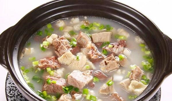 炖羊肉汤时别乱放作料只需两味就够保证味道鲜美不膻也不柴