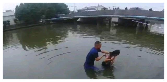 宁波年轻女子推着婴儿车上桥,将婴儿放在一边自己翻过桥栏跳江休闲区蓝鸢梦想 - Www.slyday.coM 宁波年轻女子推着婴儿车上桥,将婴儿放在一边自己翻过桥栏跳江休闲区蓝鸢梦想 - Www.slyday.coM