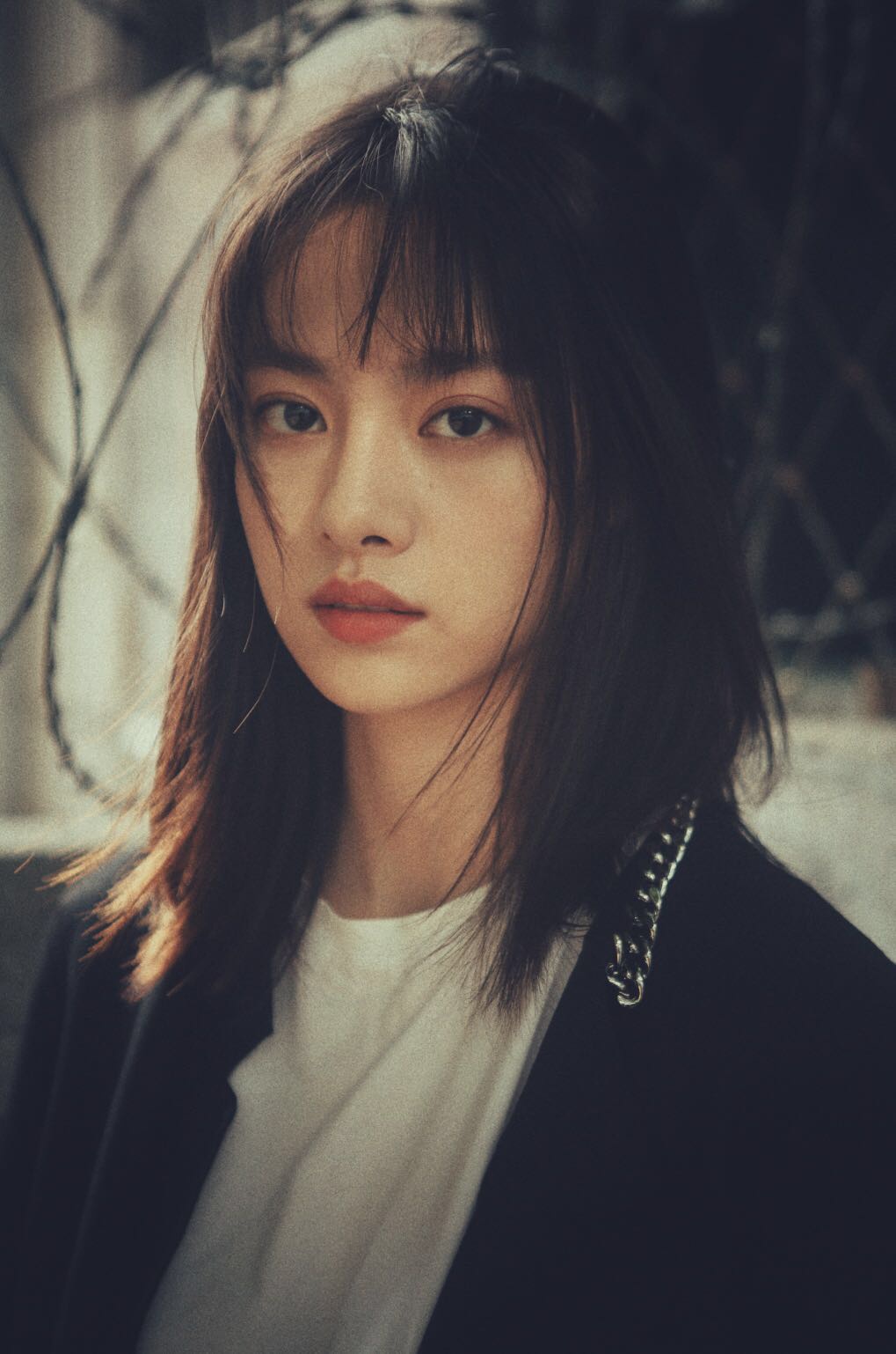 张艺上新戏剧照出炉 青衫罗衣眉目含情仙气足