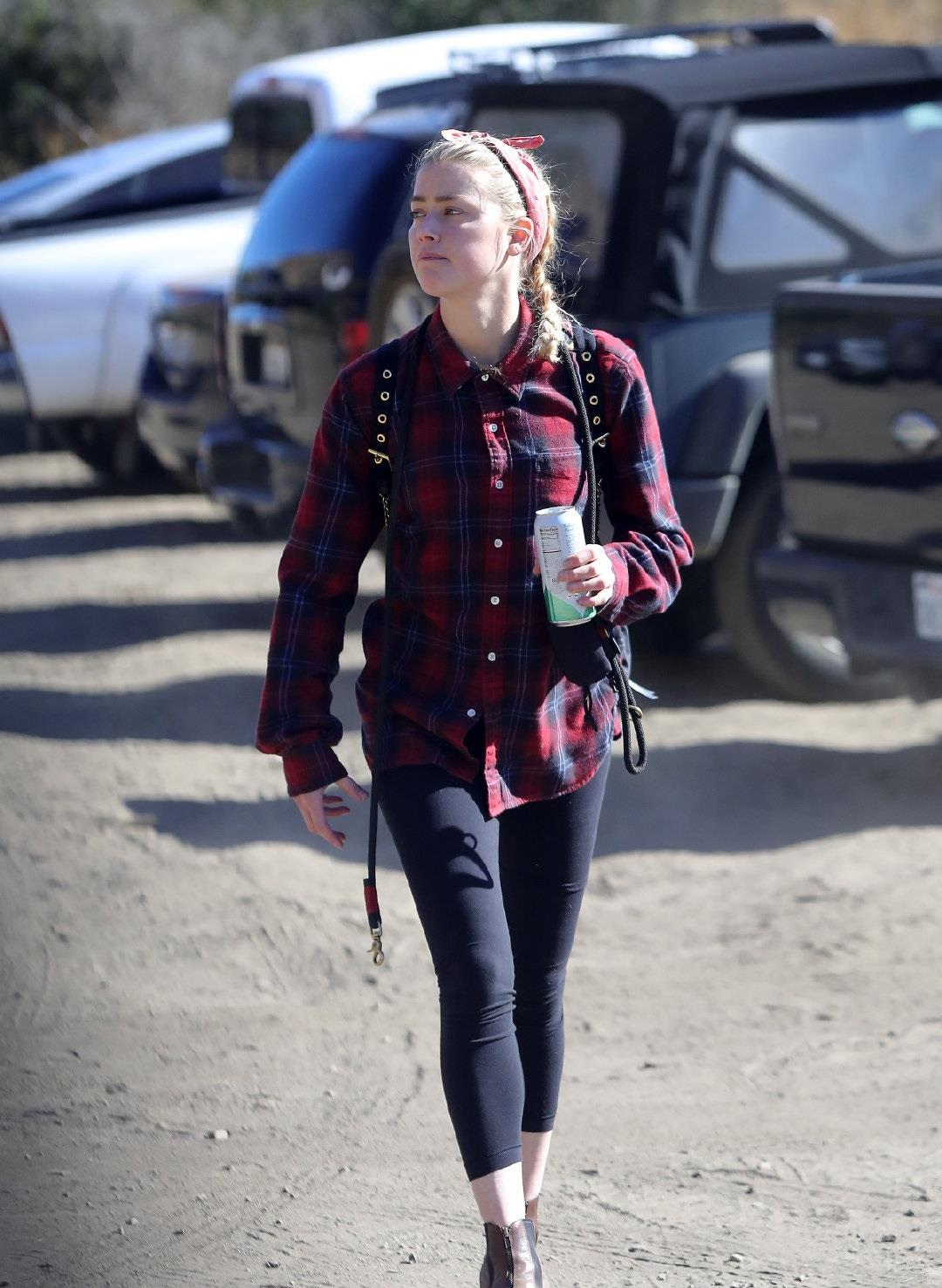 艾梅柏·希尔德绑麻花辫穿紫色格纹衬衣可爱迷人,身