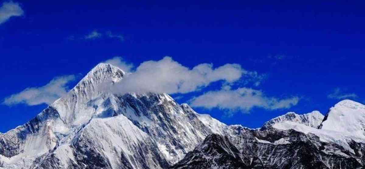 贡嘎山四川最高的山峰被称为蜀山之王