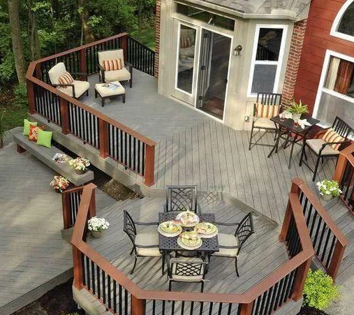 有个带大露台的房子就是好!砌成下沉式,能做沙发又能养花,美爆