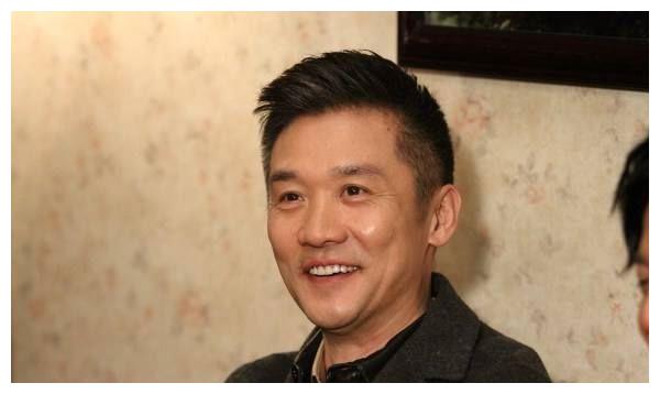 他刚出道就娶琼女郎,妻子为他退出娱乐圈,成名之后遭抛弃