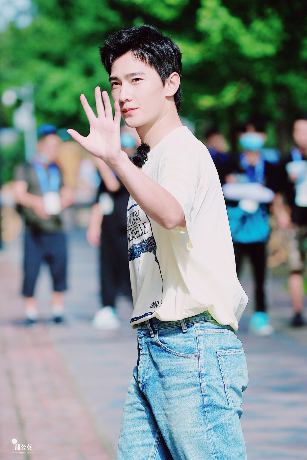 杨洋《元气满满的哥哥》上班饭拍,米色短袖浅蓝色牛仔裤太帅了!