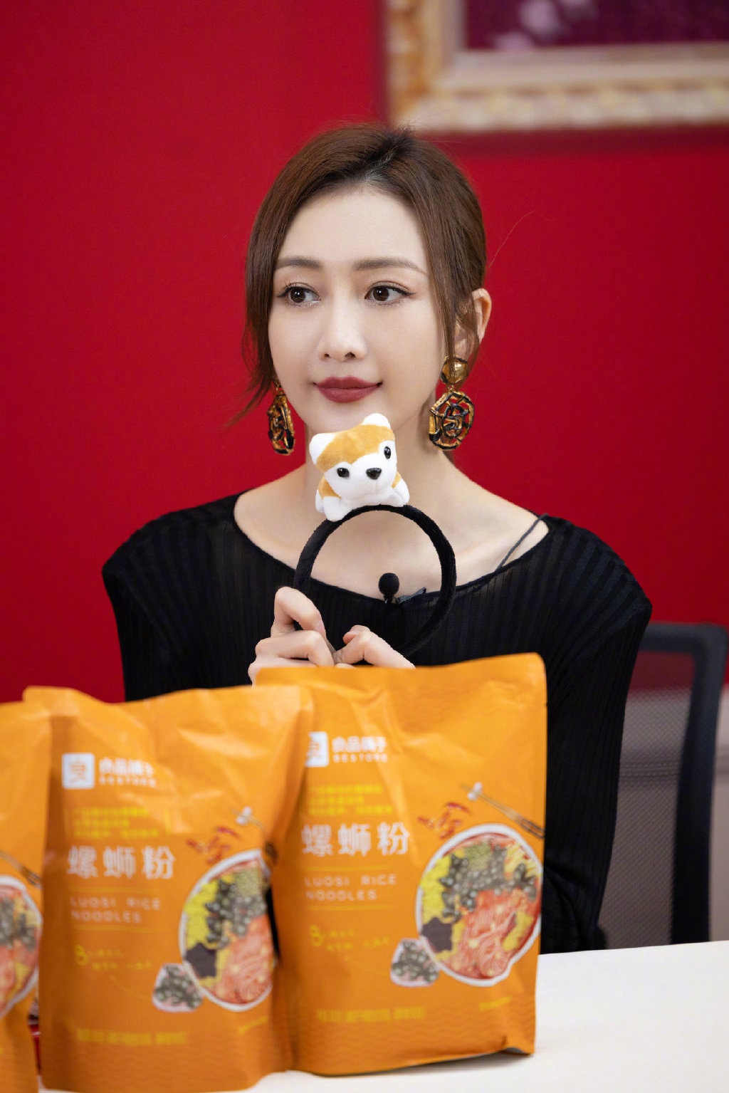 王鸥乘风破浪的姐姐周末福利!身穿一袭黑色针织连衣裙温柔优雅