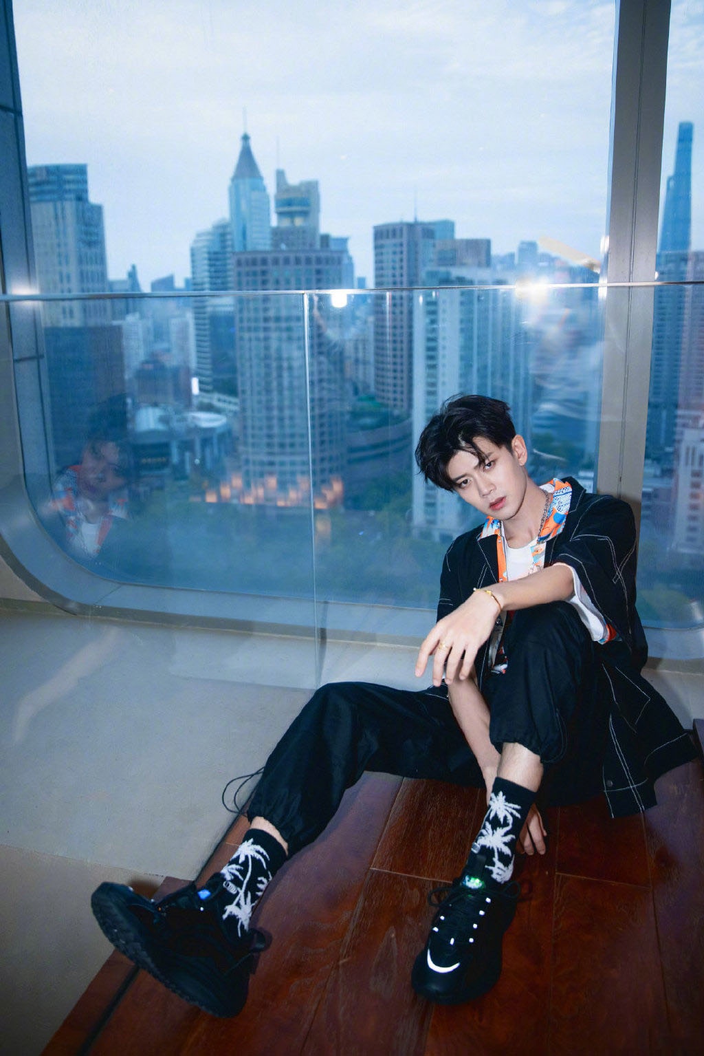 任嘉伦身穿黑色牛仔外套内搭花色衬衫,帅气个性,魅力十足