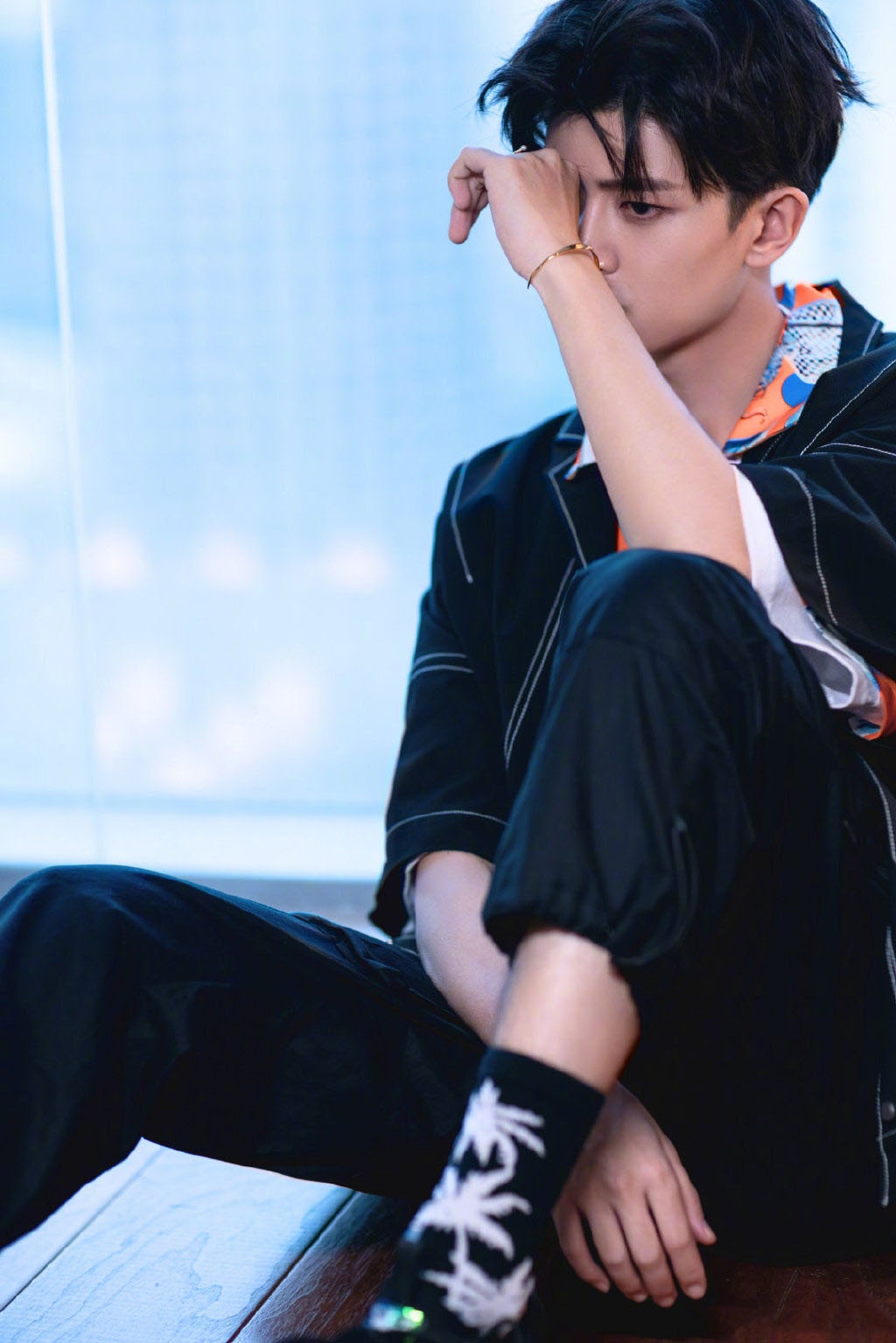 任嘉伦身穿黑色牛仔外套内搭花色衬衫,帅气个性,魅力十足