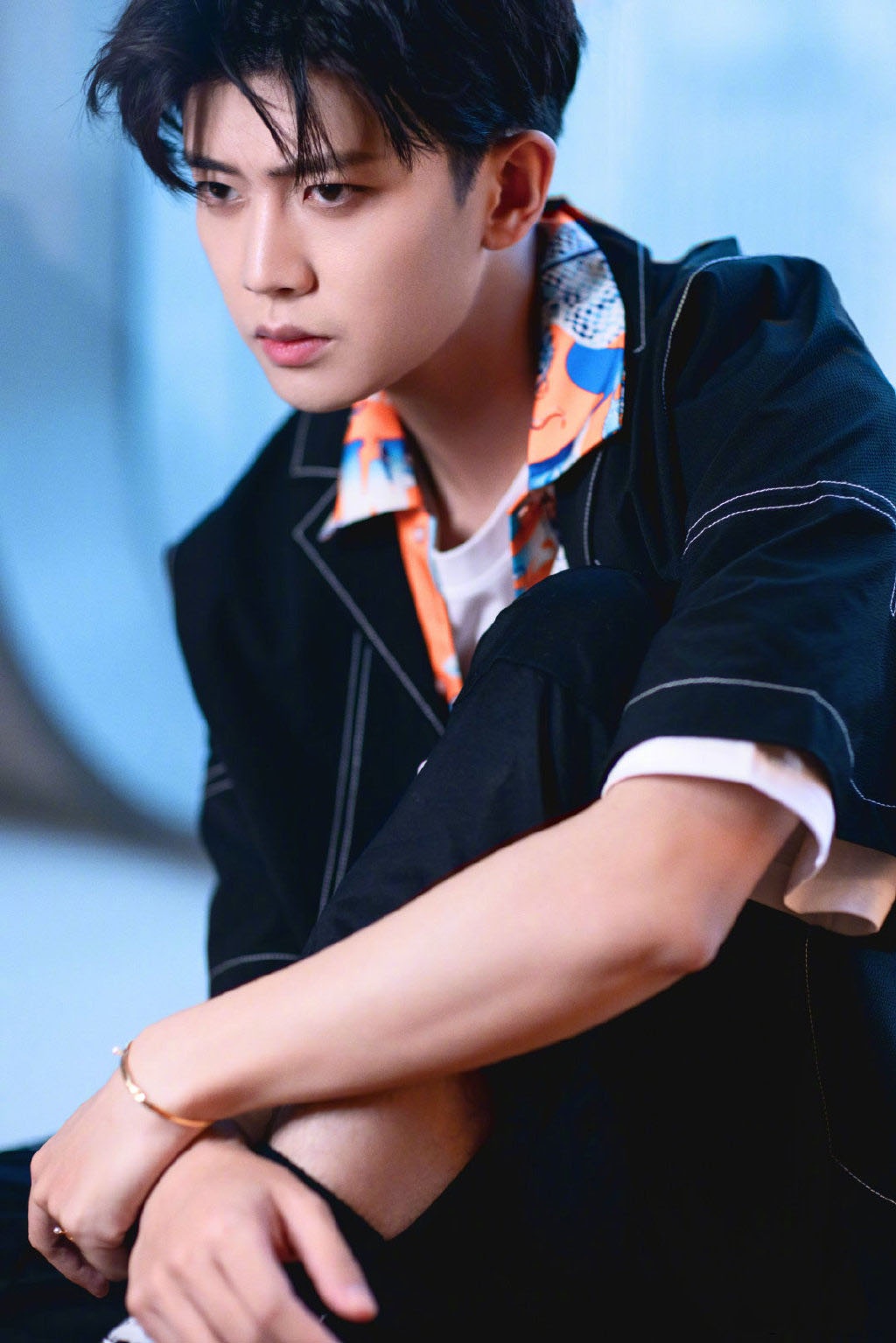 任嘉伦身穿黑色牛仔外套内搭花色衬衫,帅气个性,魅力十足