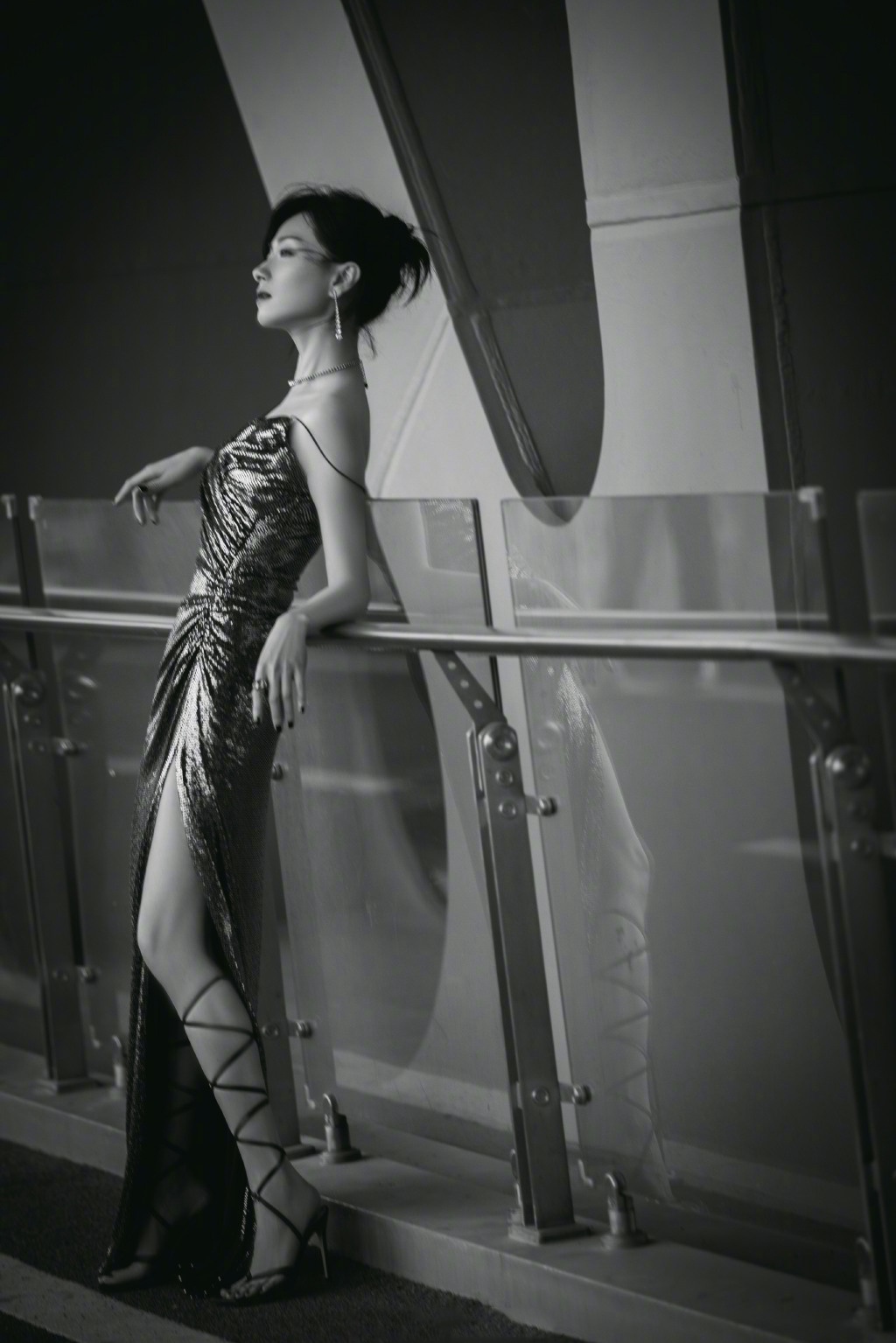 万茜穿着高开叉吊带闪片长裙走在公路上,妩媚中带飒