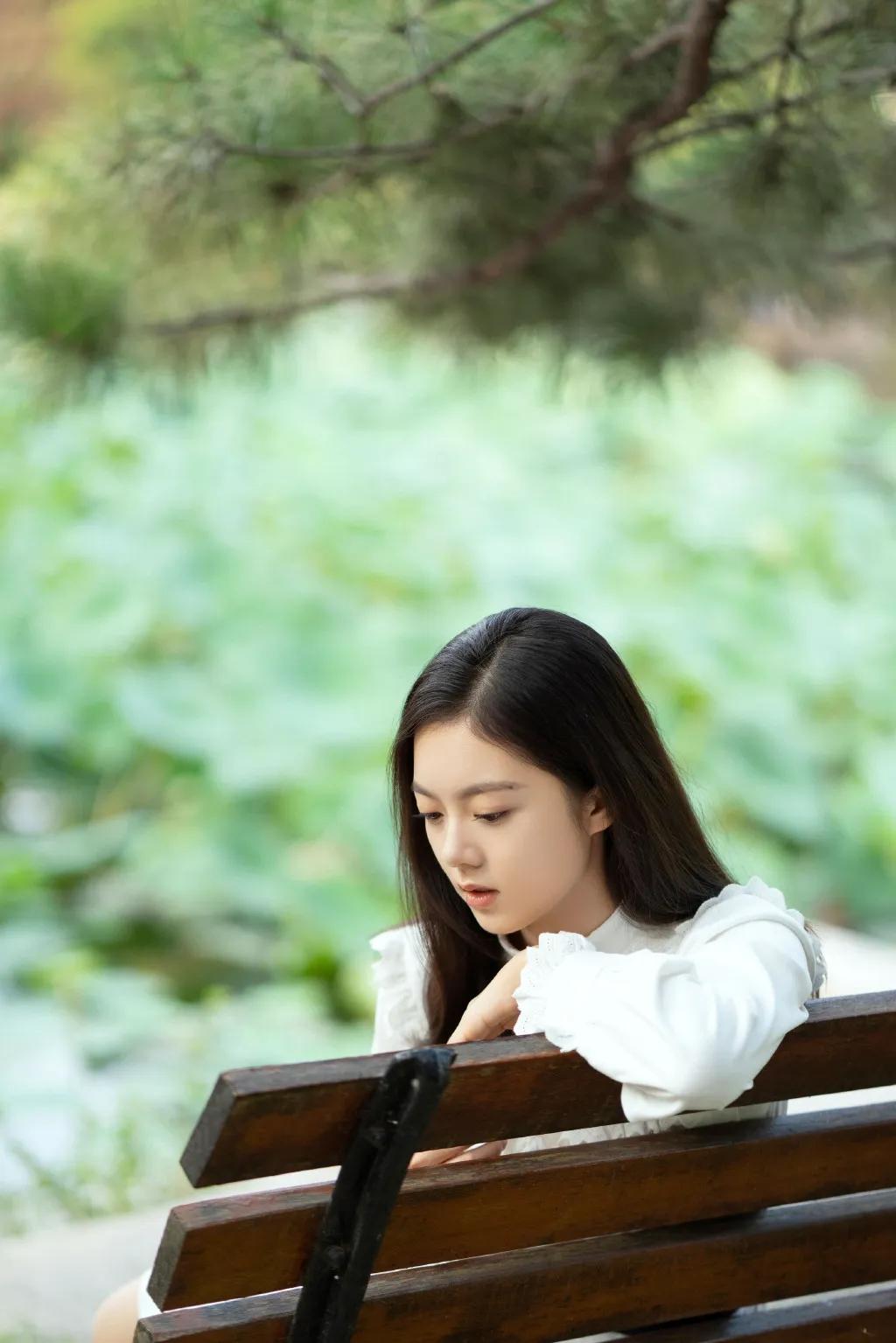 辽宁沈阳女演员赵今麦,清新白色连衣裙 !