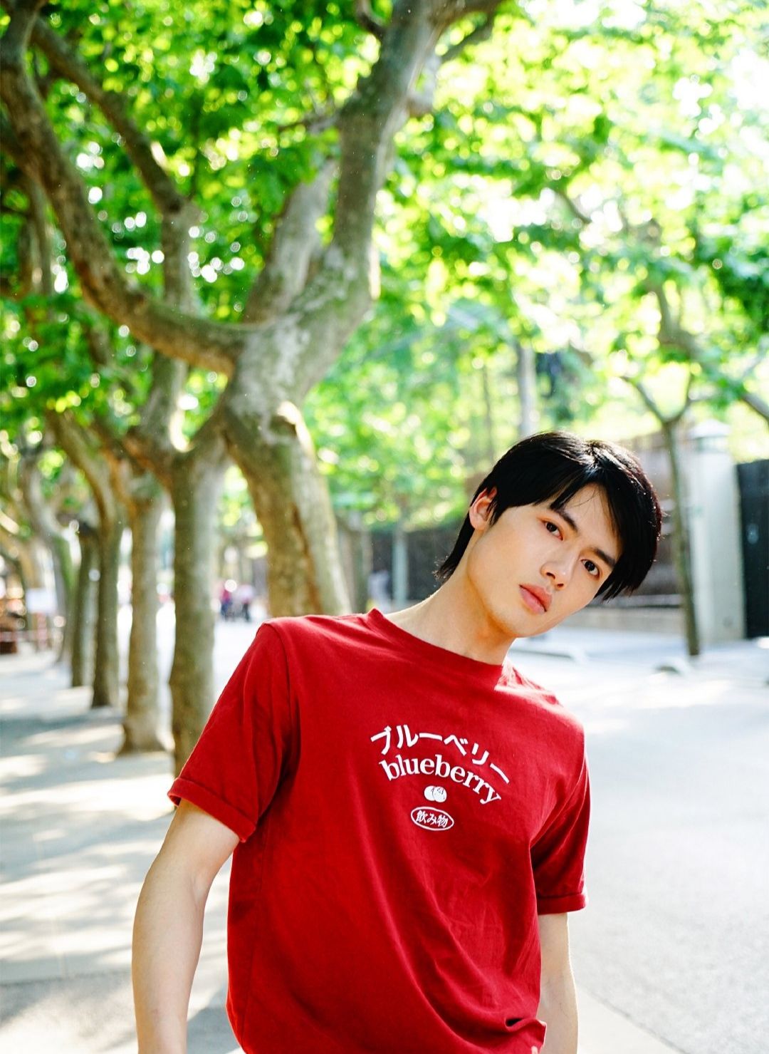 组图:阳光气质小哥哥,长相俊秀的男生穿红色t恤,闪到你的眼!