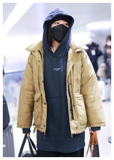 校园女生的穿衣模板欧阳娜娜羽绒服混搭连帽卫衣帅气又时髦