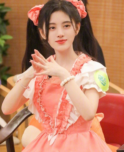 明星穿洛丽塔,鞠婧祎乖巧,看到王源:给女生一点空间吧!