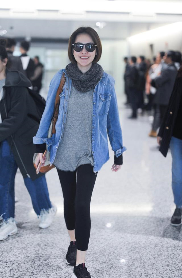 41岁小S走少女路线，针织衫配牛仔短裙，一点不像3个孩子的妈休闲区蓝鸢梦想 - Www.slyday.coM