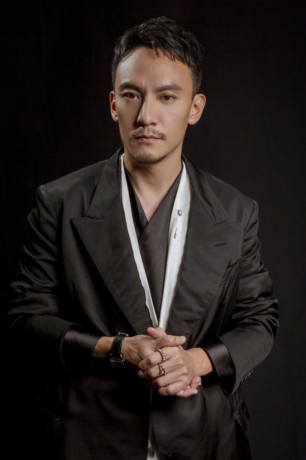 张震身着黑色缎面西装参加电影首映礼,简约黑白撞色彰显不羁态度_高清