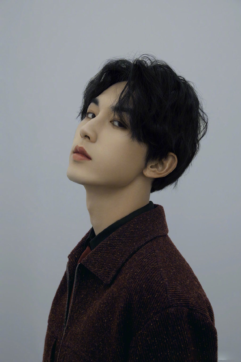 郭俊辰身穿深棕色外套搭配黑色西裤,满满的艺术感在浮游世界