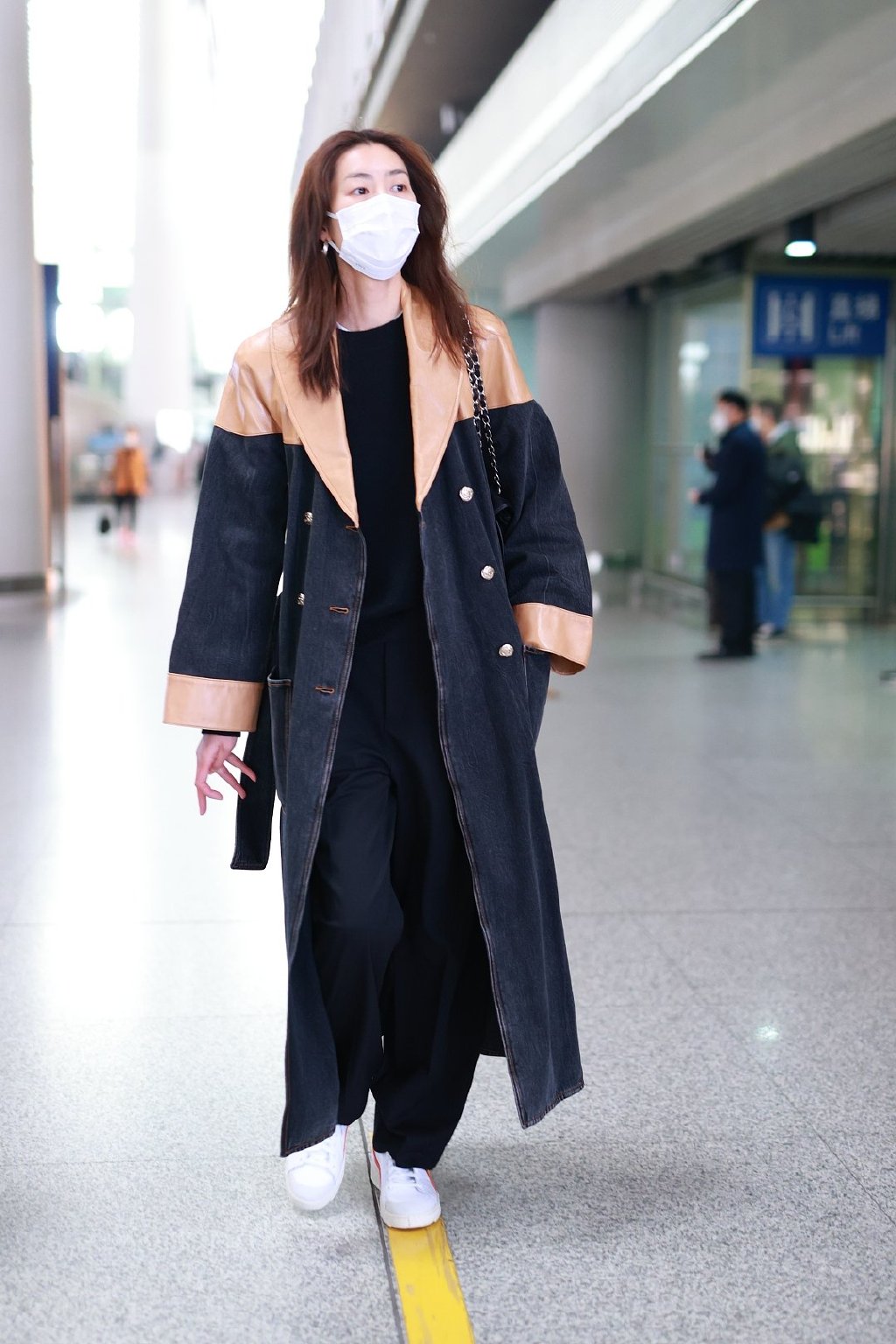 刘雯身穿chanel牛仔皮质拼接外套,背着同品牌手袋,气势十足