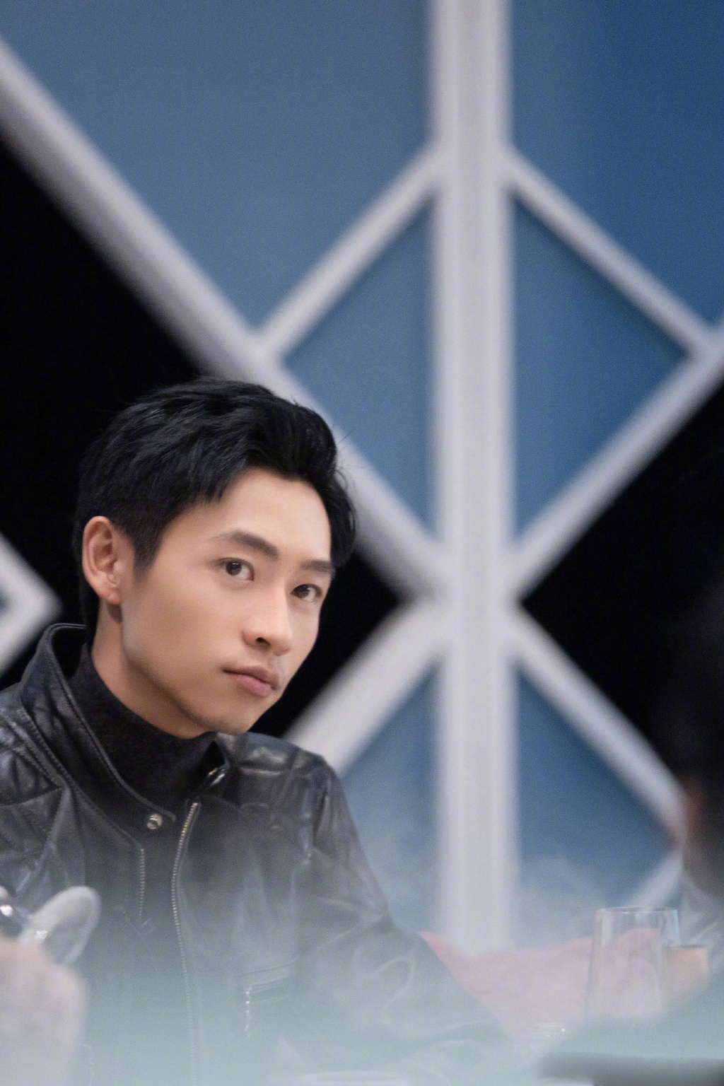 魏晨明星大侦探造型来袭,身穿黑色皮衣出镜,手持红酒杯浪漫优雅_高清