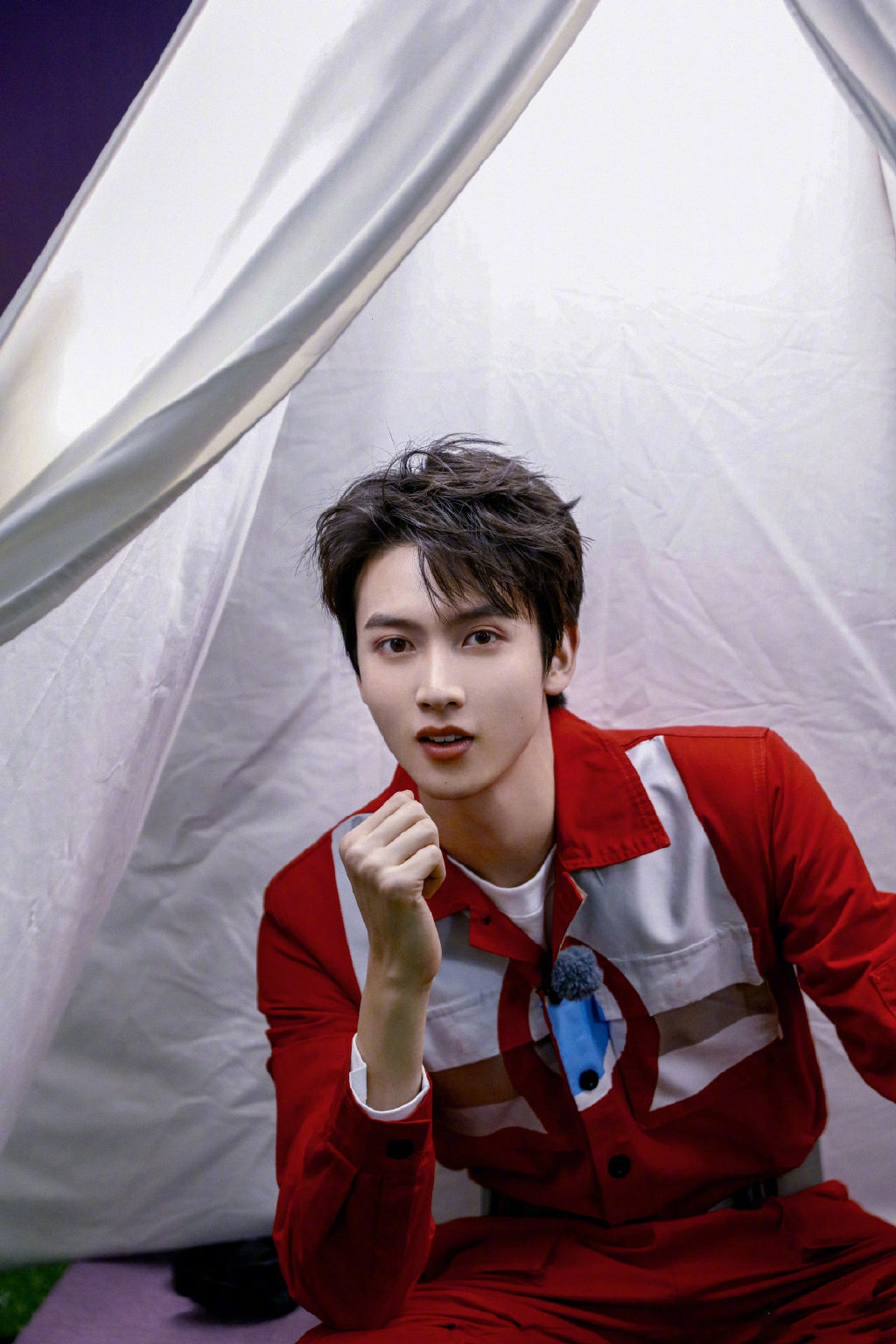 陈宥维现身综艺青春有个局,俊朗潇洒气质尽显,穿红色超好看啊_高清