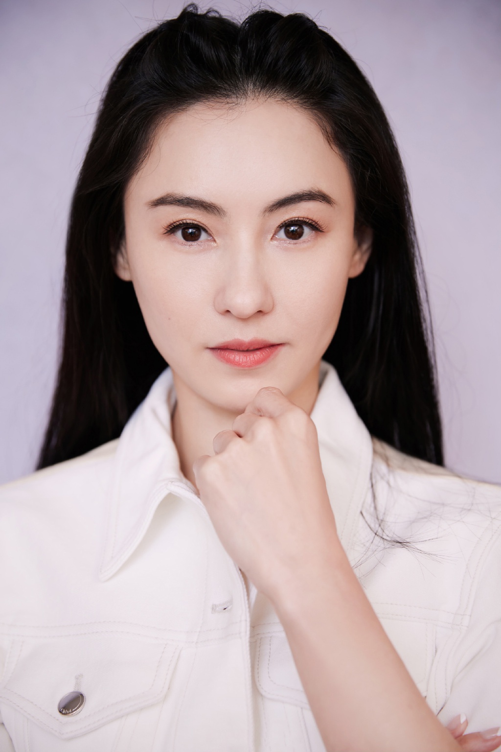 张柏芝身穿白色短袖夹克,搭配银色厚底鞋,充满青春气息