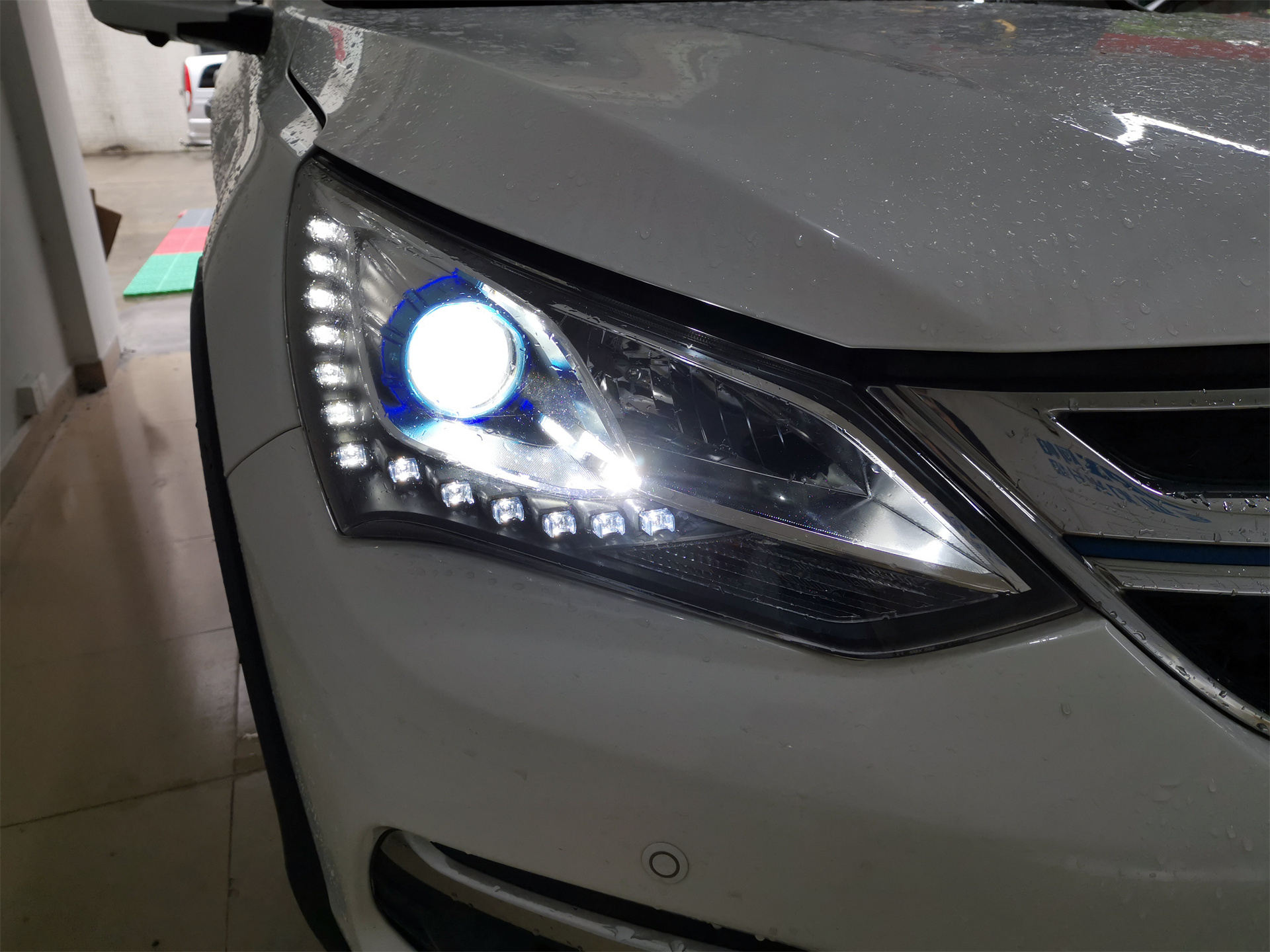 比亚迪宋广州改灯,大灯升级led双光透镜,夜间铺路更清晰!