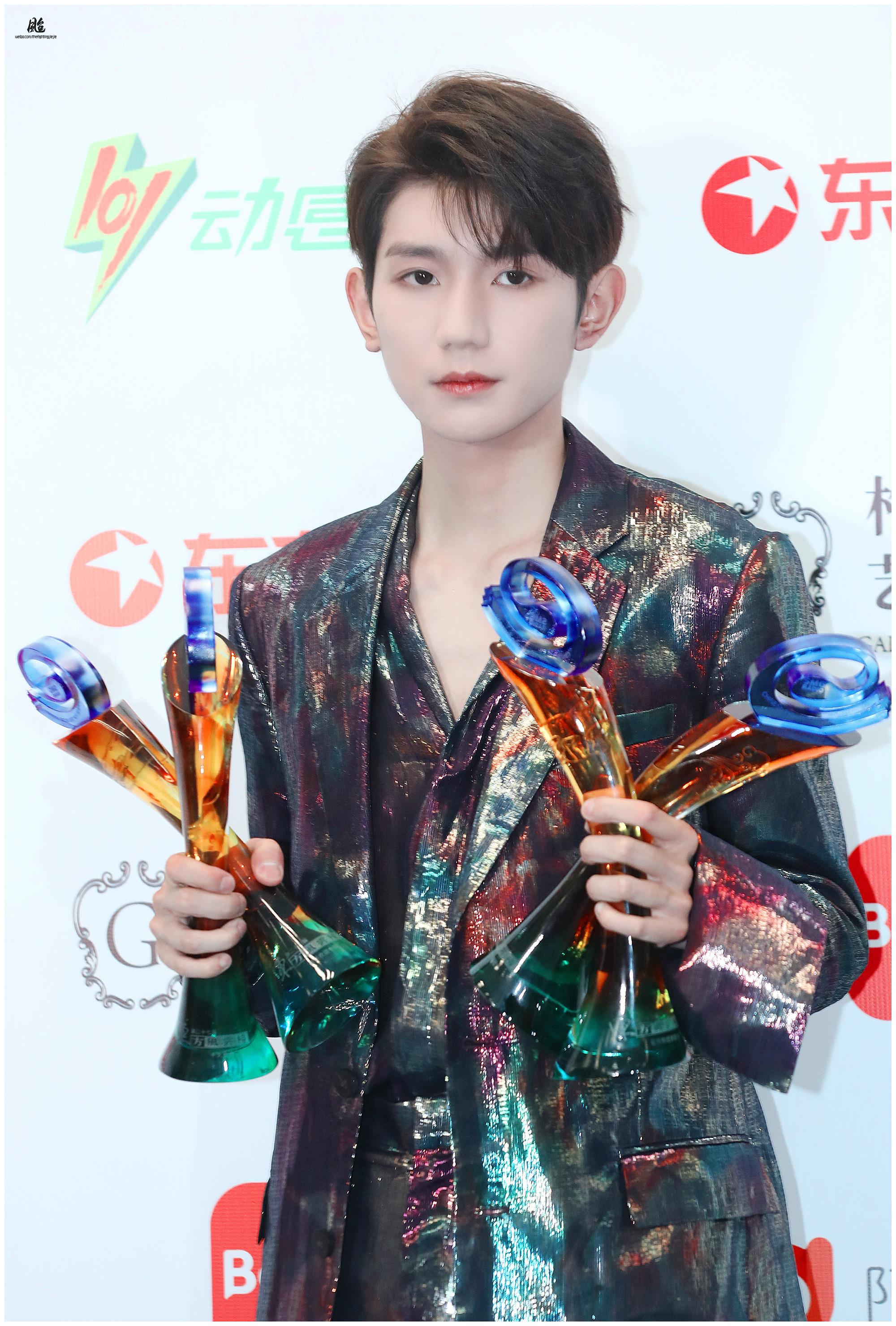 王源手握四个奖杯,真是奖杯批发商