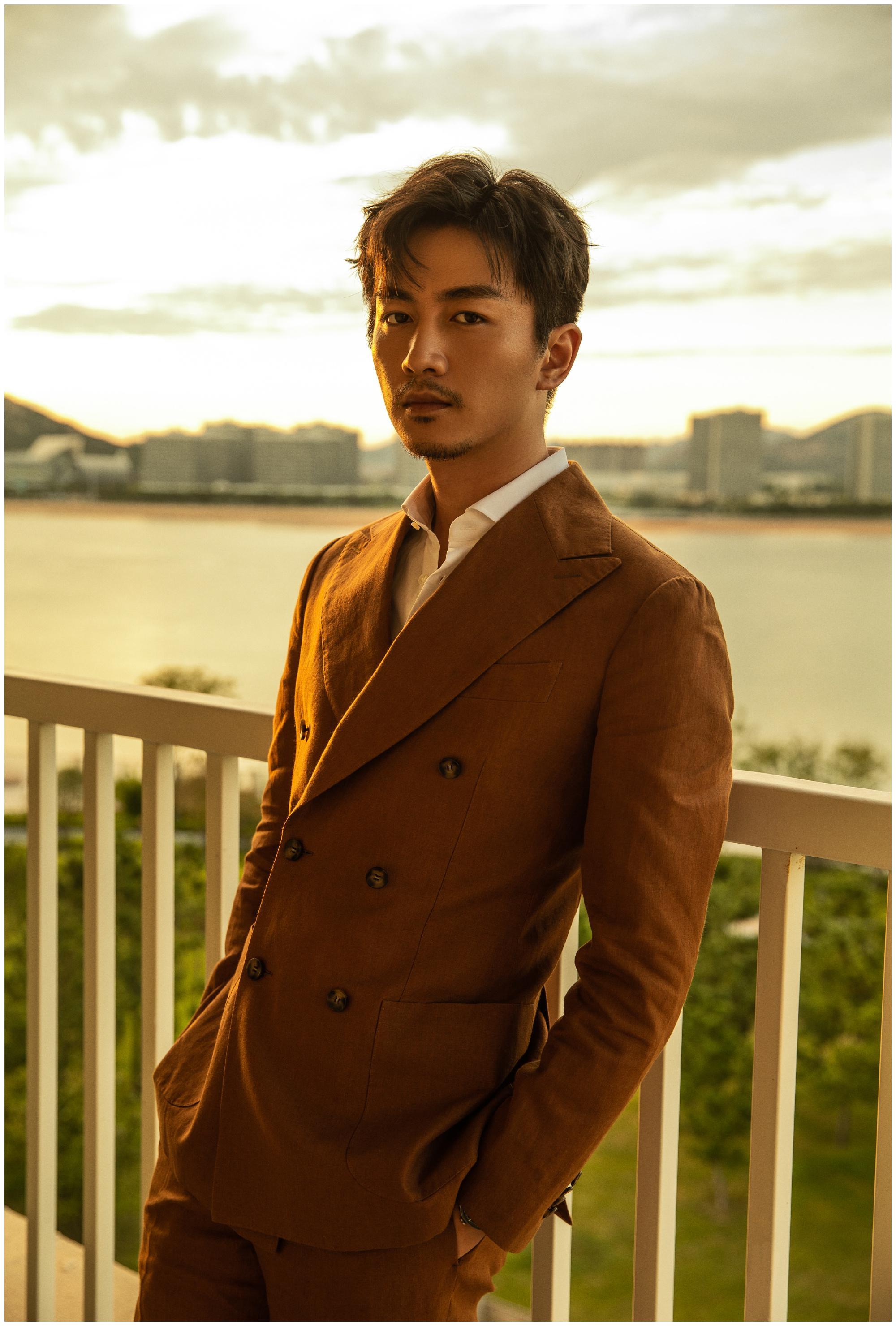 陈晓剃掉胡子有多帅?和陈妍希牵手甜蜜,颜值再回巅峰时期