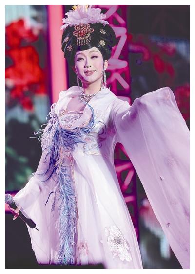 皮肤紧致细嫩,"混血女儿"颜值实力抢镜|新贵妃醉酒|李玉刚|维塔斯