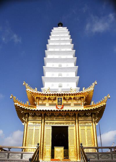 崇山峻岭间为方圆数百里一座显著地理标志,云南宾川鸡足山楞严塔