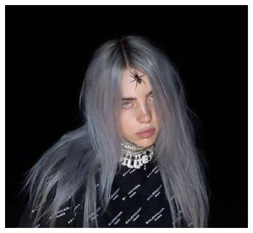 世界上最小的纹身师11岁少女拿爸爸皮肤当画布后浪来了