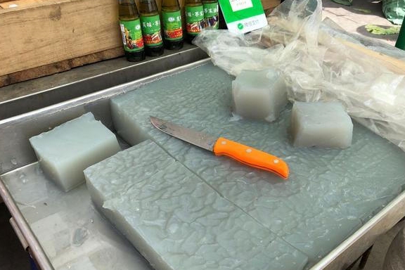 7旬大爷街边卖凉粉1.