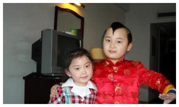 还记得年画娃娃邓鸣贺吗8年前倒在春晚唯一妹妹现状如何