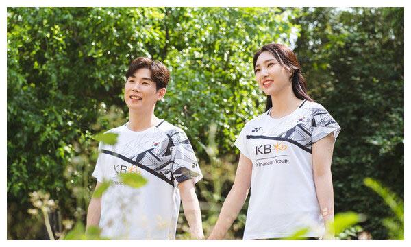 羽坛世界冠军夫妇穿球衣拍情侣写真,郎才女貌太养眼|孙完虎|成池铉