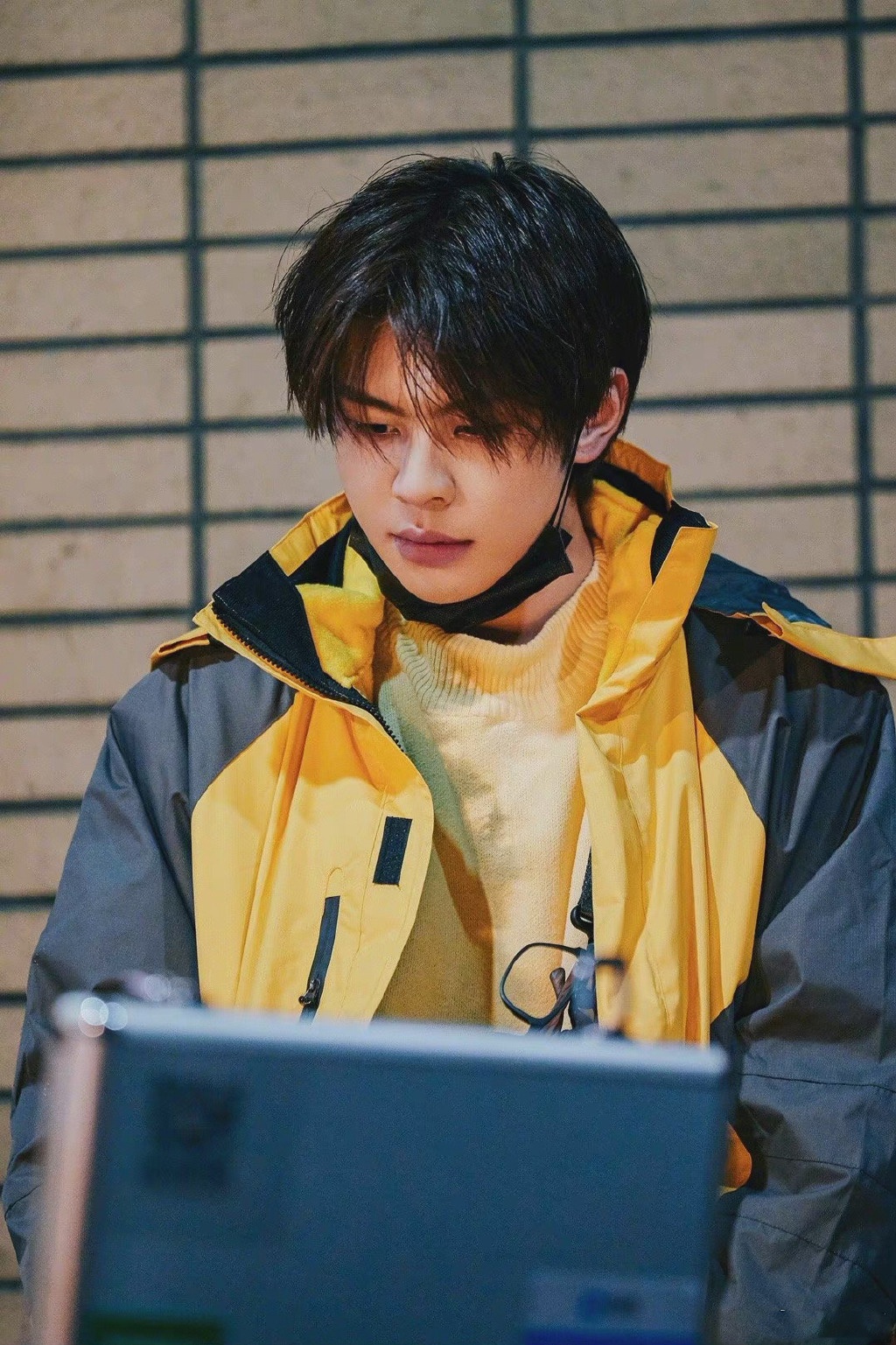 王晨艺67身穿黄黑拼接外套内搭同色系毛衣,可爱帅气,简约时尚_高清