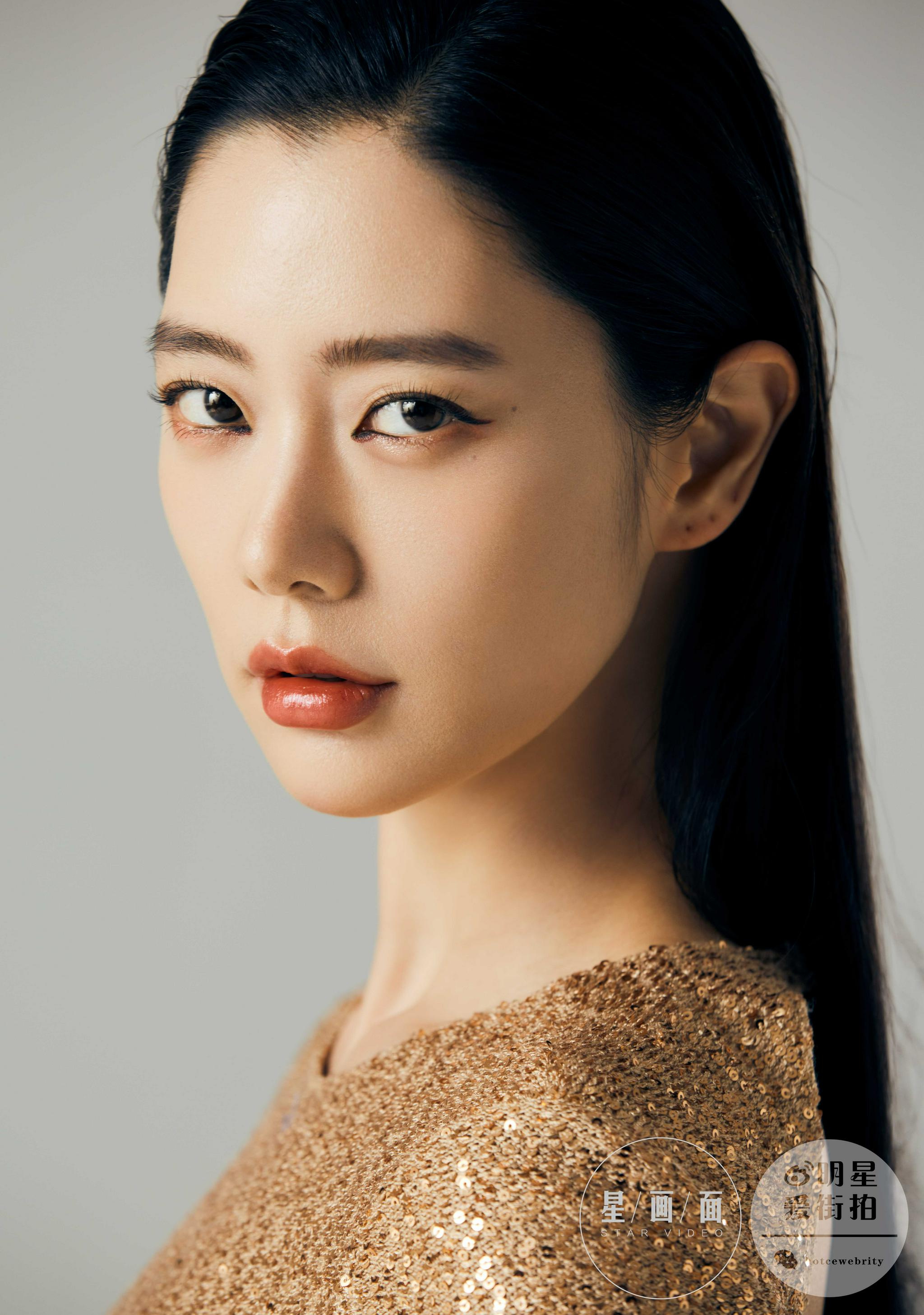 克拉拉杂志大片诠释高级感干净利落侧颜绝美