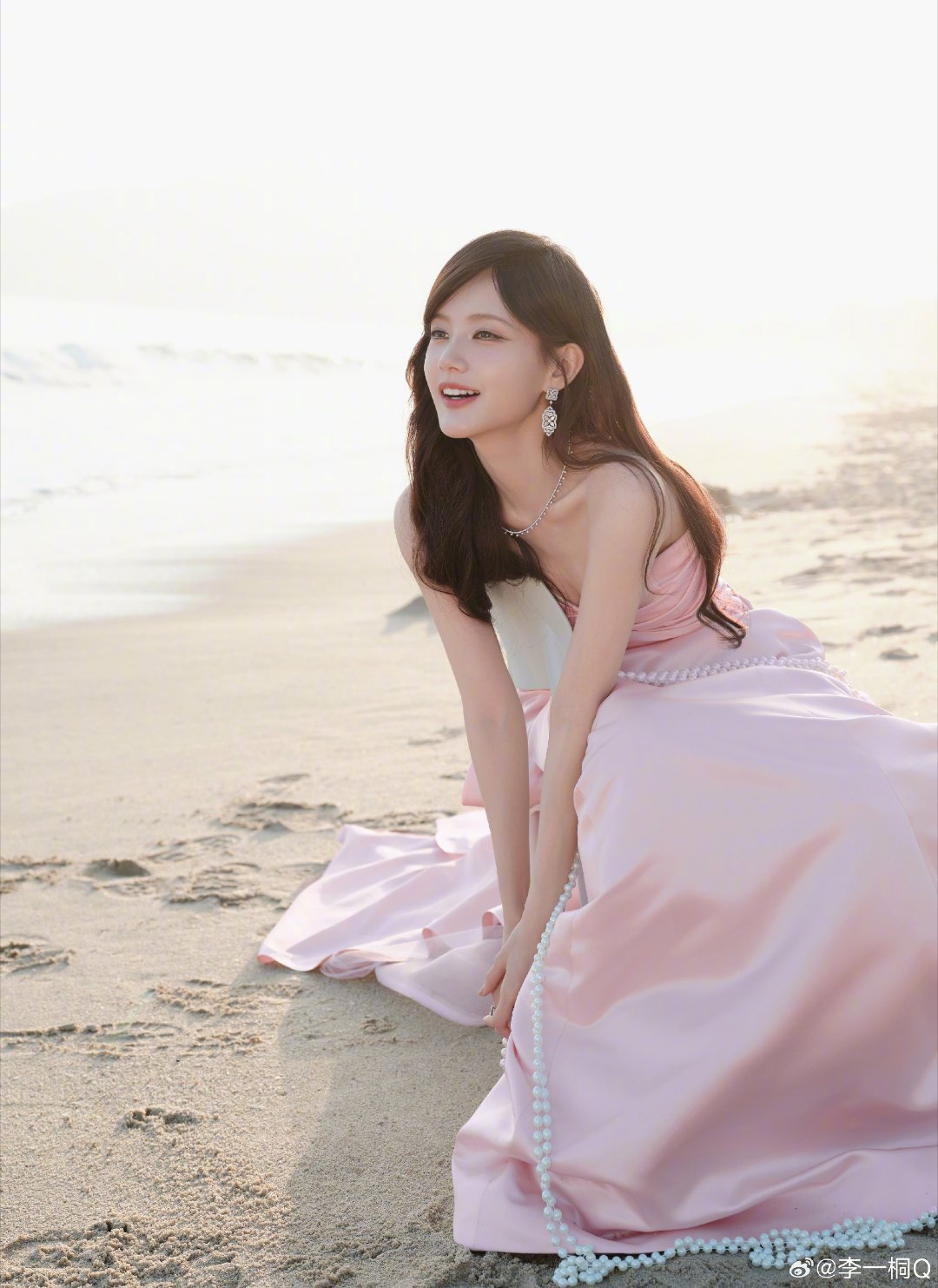 李一桐状态好到发光！粉裙配珠宝，肌肤细腻透亮，面部紧致流畅