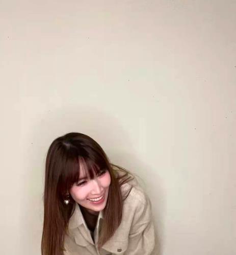 陈若仪穿风衣拍写真林志颖老婆仰头掩嘴傻笑小拇指钻戒惹眼