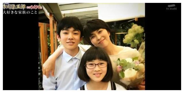 出生在这样一个演艺世家,藤间斋很早就登上舞台表(卖)演(萌).