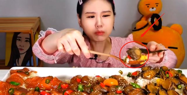 美食主播真的太会享受生活了吧,接着用勺子将盘子里面鲍鱼,舀起来