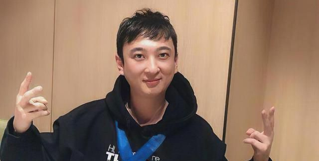 王思聪风波后首现身,路边抽烟与友人畅聊,似乎不受孙一宁影响__财经