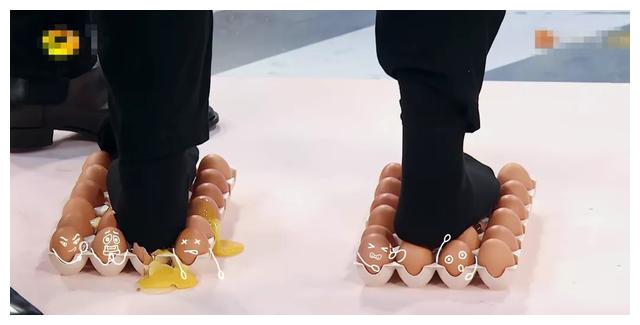 杨颖光脚踩鸡蛋不碎,腰围仅54厘米,折射出女星身材管理的残酷