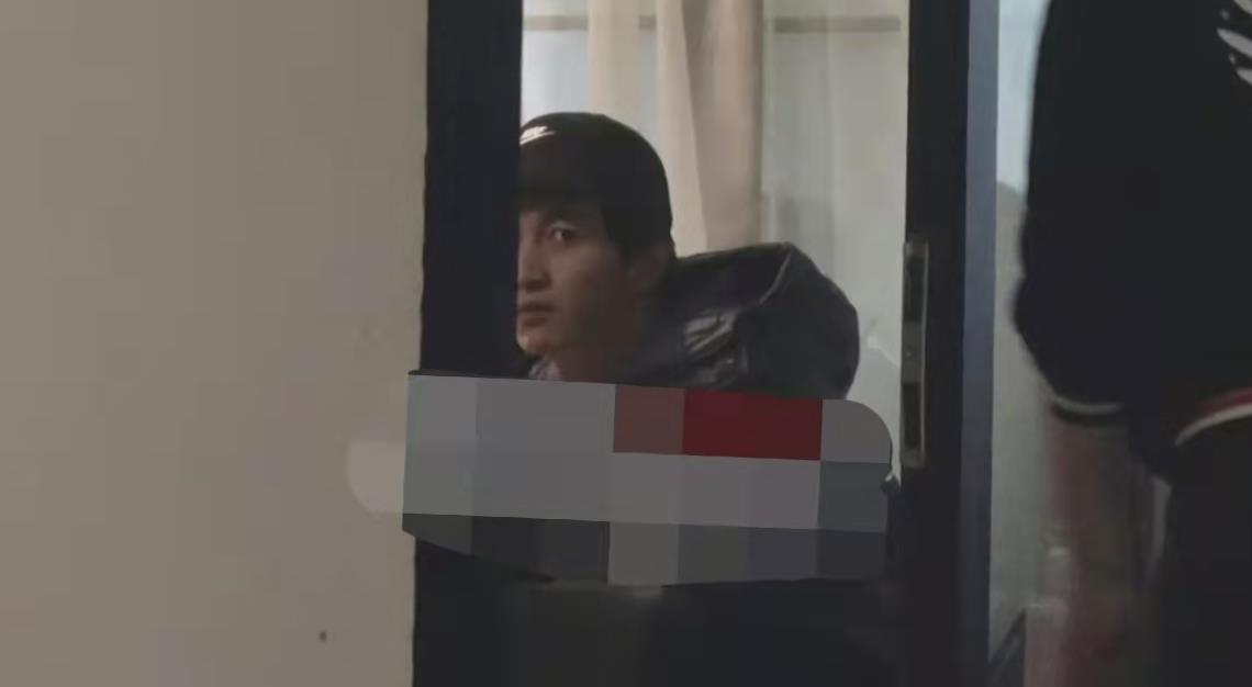 陈晓被拍深夜买醉身边不见陈妍希身影夫妻不和传闻是真的